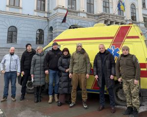 Чернівці передали автомобіль швидкої військовим та спорядження на 1 мільйон гривень рятувальникам